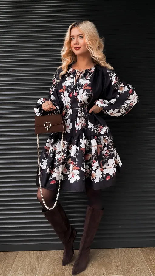 Czarna bawełniana sukienka w kwiaty z wiązanym dekoltem OVERSIZE - R161