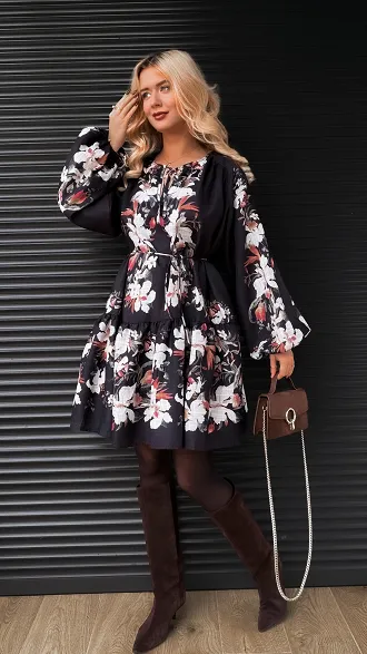 Czarna bawełniana sukienka w kwiaty z wiązanym dekoltem OVERSIZE - R161