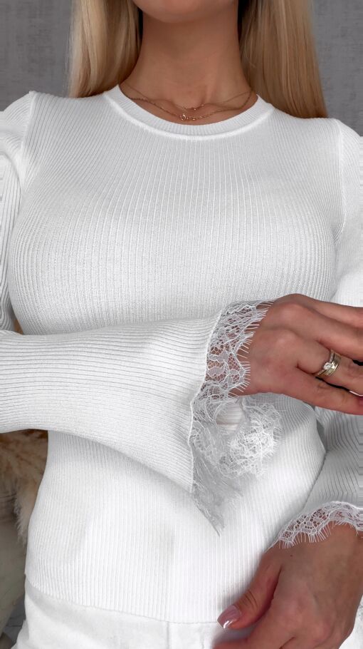 Oryginalna bluzka z dzwonkami i koronką na rękawach ONE SIZE biała - R590