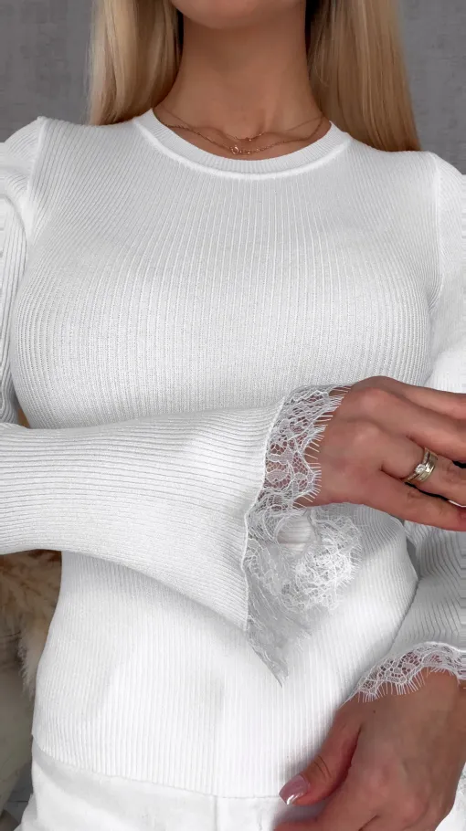 Oryginalna bluzka z dzwonkami i koronką na rękawach ONE SIZE biała - R590