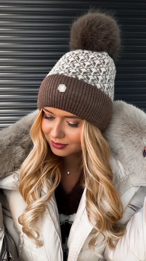 Czapka damska ze złotą nitką i dużym pomponem BRĄZOWA produkt polski - R295A