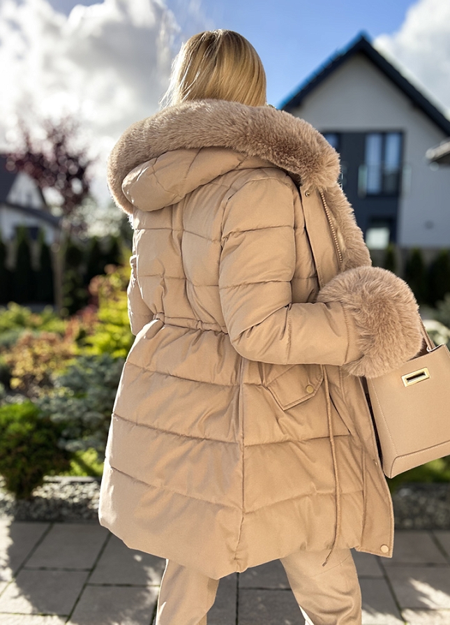 Beżowa pikowana kurtka na zimę z odpinanym beżowym futerkiem - M349