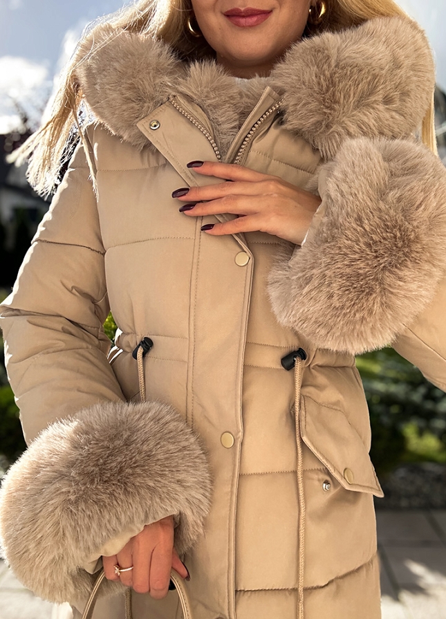 Beżowa pikowana kurtka na zimę z odpinanym beżowym futerkiem - M349