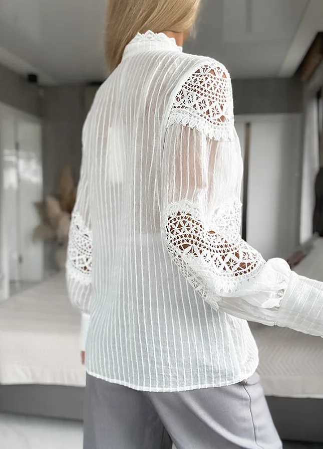 Elegancka bluzka koszulowa z koronką BIAŁA - M912