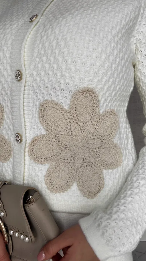 Super wiosenny sweter ECRU zapinany na guziki ONE SIZE - R764