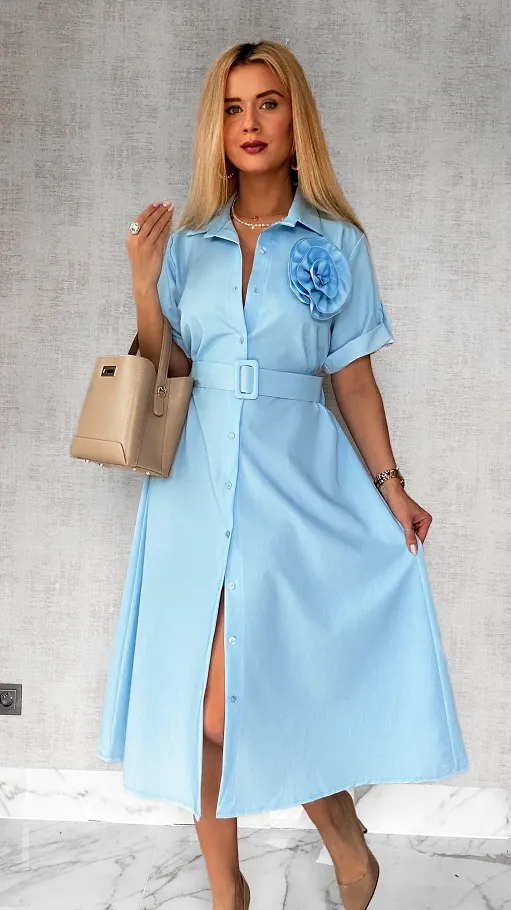 Gładka długa sukienka z paskiem i różą ONE SIZE błękitna - P726A