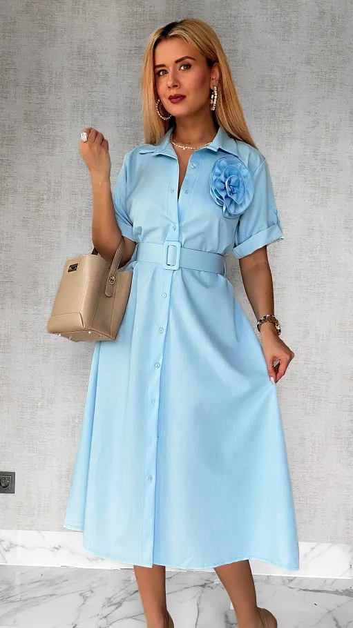 Gładka długa sukienka z paskiem i różą ONE SIZE błękitna - P726A