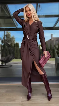 Elegancka długa sukienka z modnym rozcięciem w kolorze BRĄZOWYM - R128A