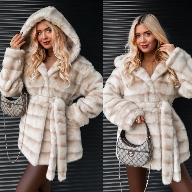 Efektowne beżowe futerko w pasy z kapturem ONE SIZE - R320