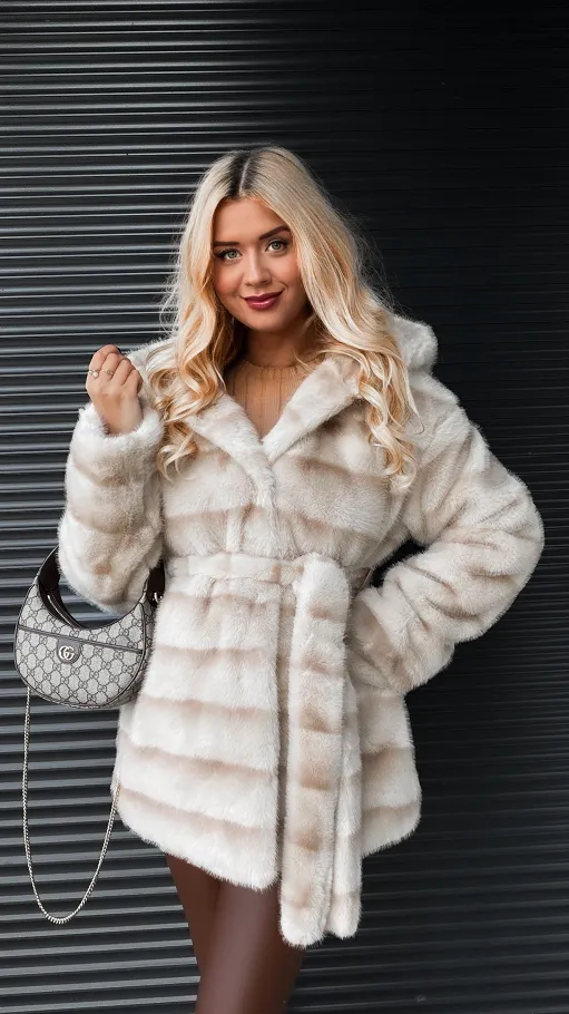 Efektowne beżowe futerko w pasy z kapturem ONE SIZE - R320