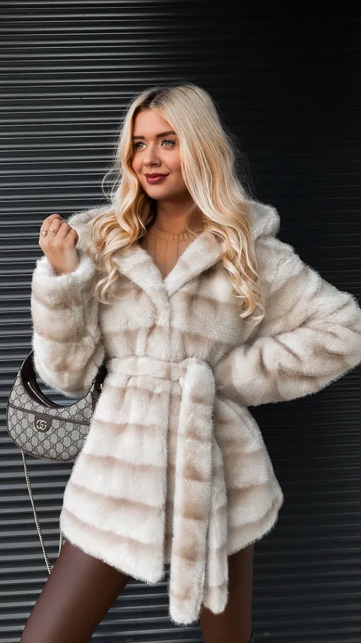 Efektowne beżowe futerko w pasy z kapturem ONE SIZE - R320