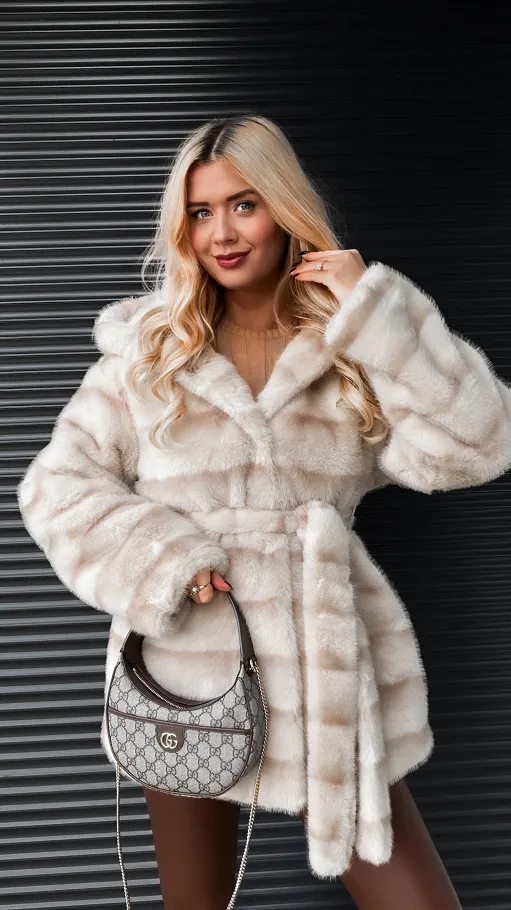 Efektowne beżowe futerko w pasy z kapturem ONE SIZE - R320