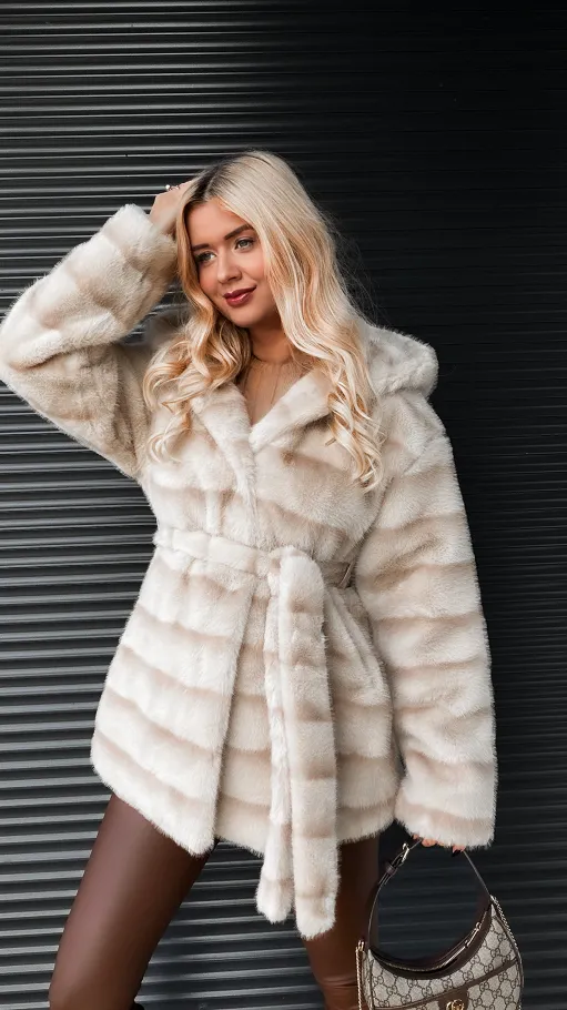 Efektowne beżowe futerko w pasy z kapturem ONE SIZE - R320