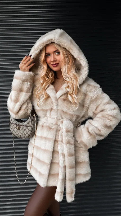 Efektowne beżowe futerko w pasy z kapturem ONE SIZE - R320