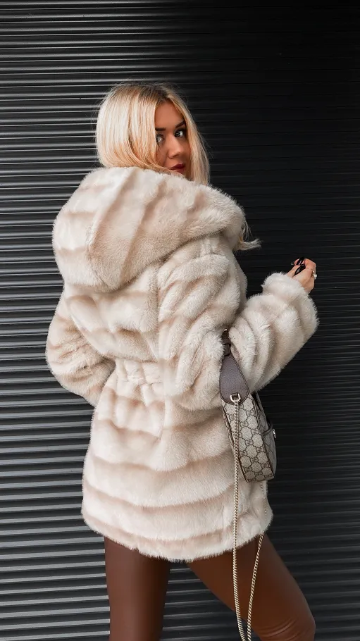 Efektowne beżowe futerko w pasy z kapturem ONE SIZE - R320