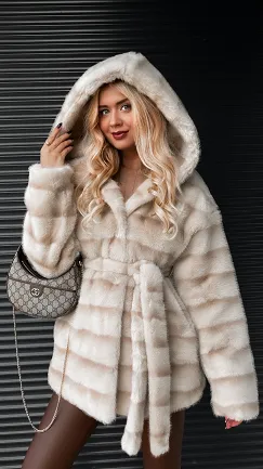 Efektowne beżowe futerko w pasy z kapturem ONE SIZE - R320