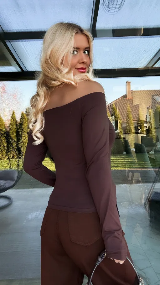 Elastyczna bawełniana bluzka hiszpanka CZEKOLADOWA - R165