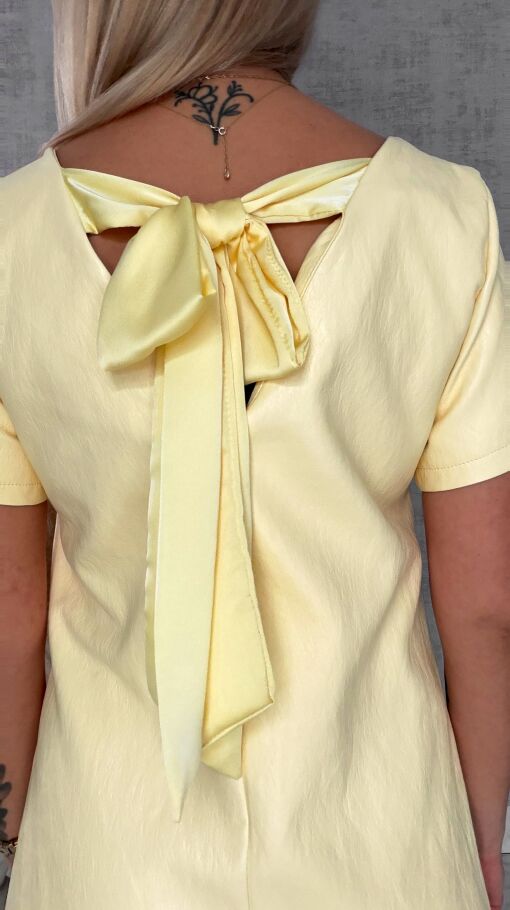 Pastelowa sukienka z eko skóry z wiązaniem ONE SIZE żółta - R544B