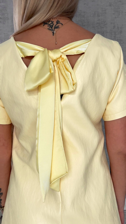 Pastelowa sukienka z eko skóry z wiązaniem ONE SIZE żółta - R544B