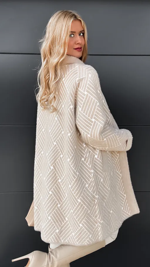 Elegancki płaszcz ALPAKA wzór warkocz ONE SIZE beż - R042A