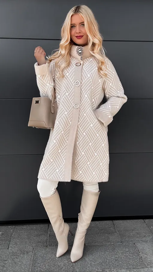 Elegancki płaszcz ALPAKA wzór warkocz ONE SIZE beż - R042A