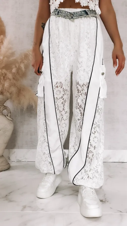 Oryginalne gipiurowe spodnie w stylu bojówki z kieszeniami BIAŁE - R853