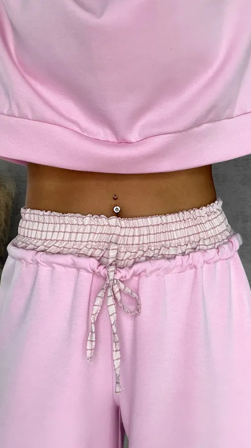 Luźne spodnie dresowe z ozdobnym pasem PINK - R564
