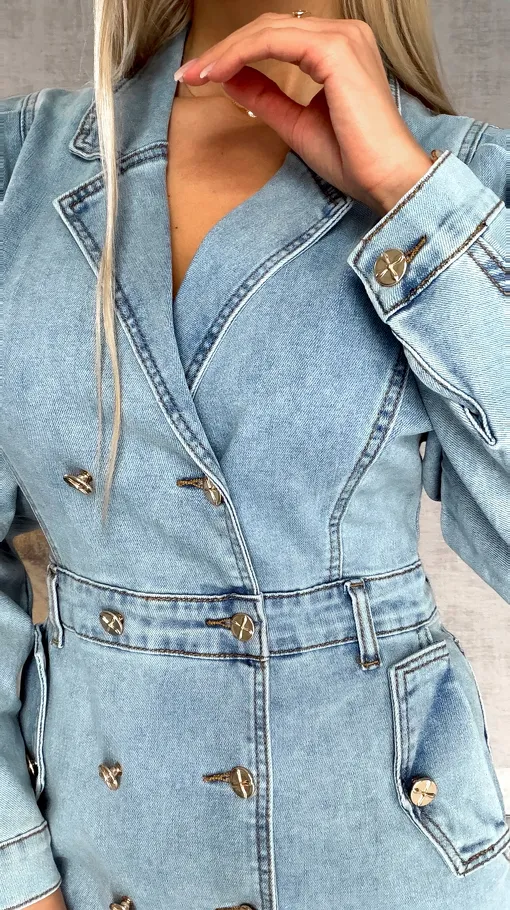 Świetna elastyczna jeansowa sukienka ze złotymi guzikami - R486