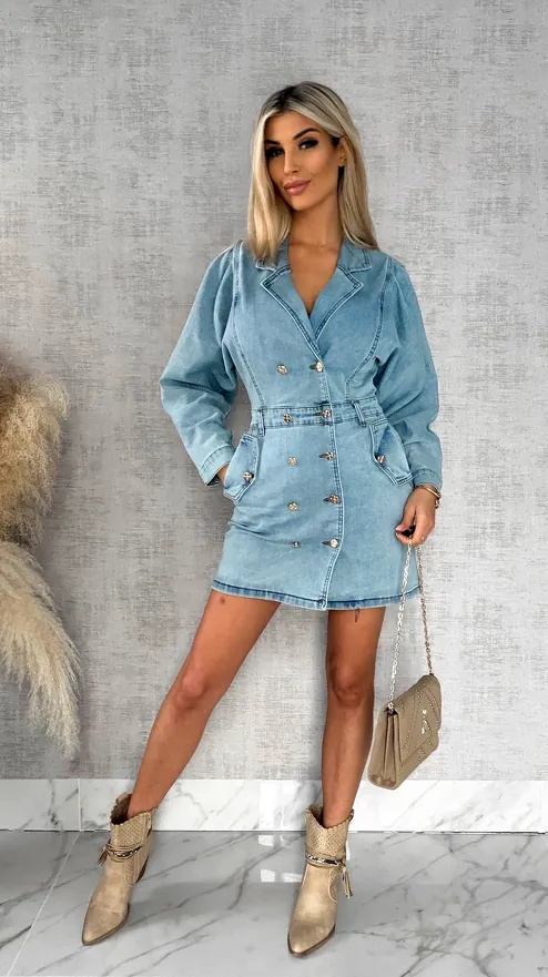 Świetna elastyczna jeansowa sukienka ze złotymi guzikami - R486