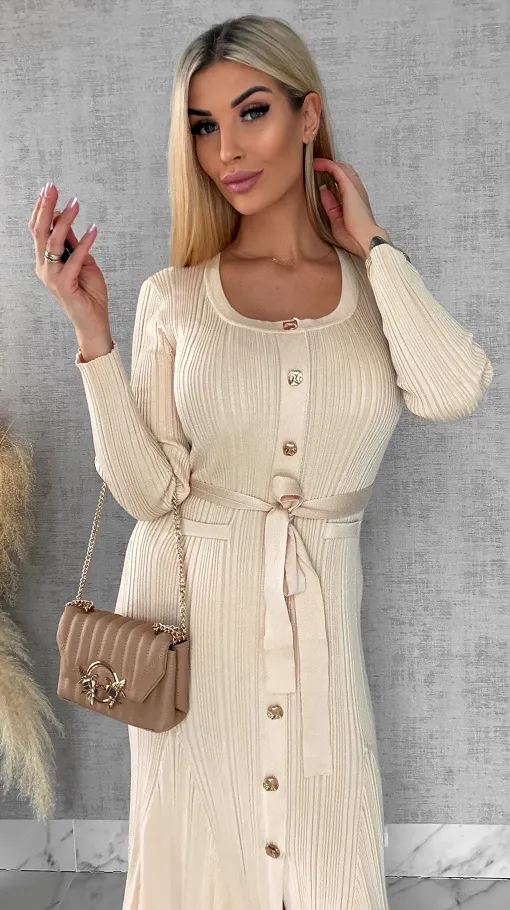 Elegancka maxi dzianinowa sukienka zdobiona złotymi guzikami ONE SIZE - R531