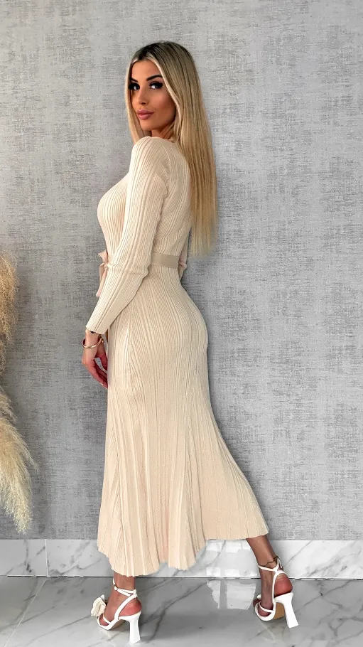 Elegancka maxi dzianinowa sukienka zdobiona złotymi guzikami ONE SIZE - R531