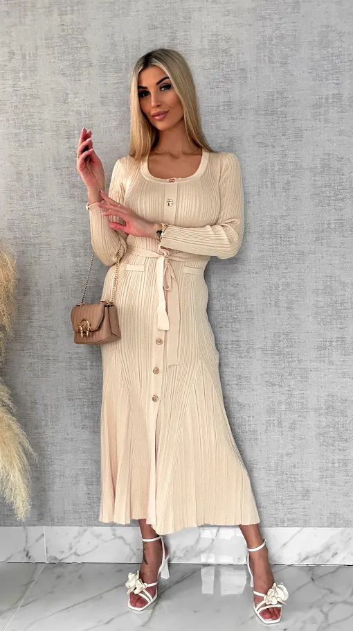 Elegancka maxi dzianinowa sukienka zdobiona złotymi guzikami ONE SIZE - R531