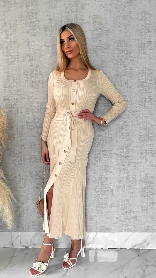 Elegancka maxi dzianinowa sukienka zdobiona złotymi guzikami ONE SIZE - R531
