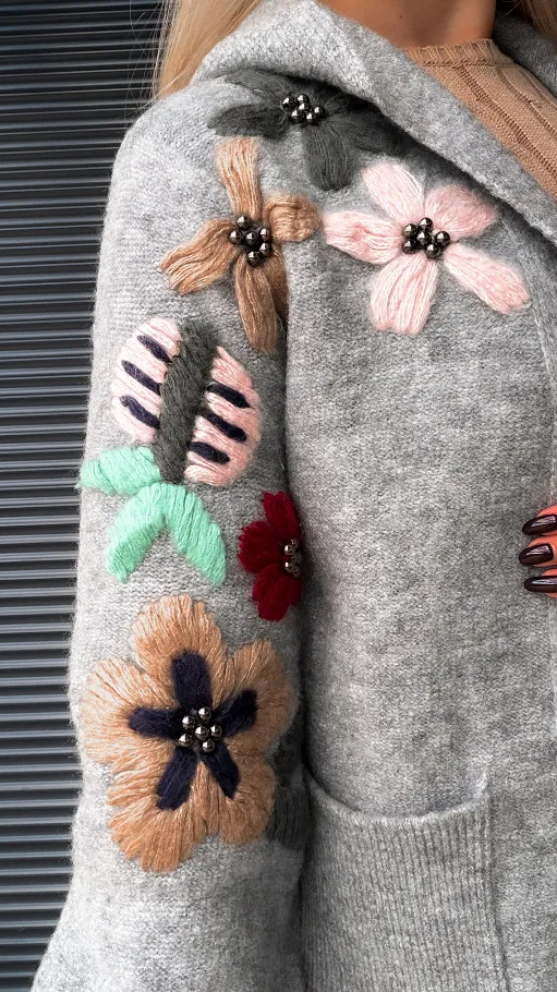 Oryginalny SZARY kardigan z kapturem zdobiony kwiatami ONE SIZE - P952E