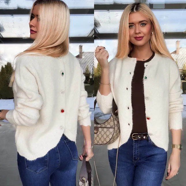 Sweter ECRU zapinany na piękne ozdobne guziki ONE SIZE - R095B