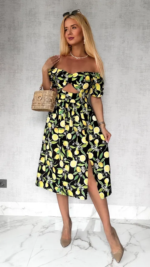 Czarna sukienka w cytryny z modnym dekoltem - P742