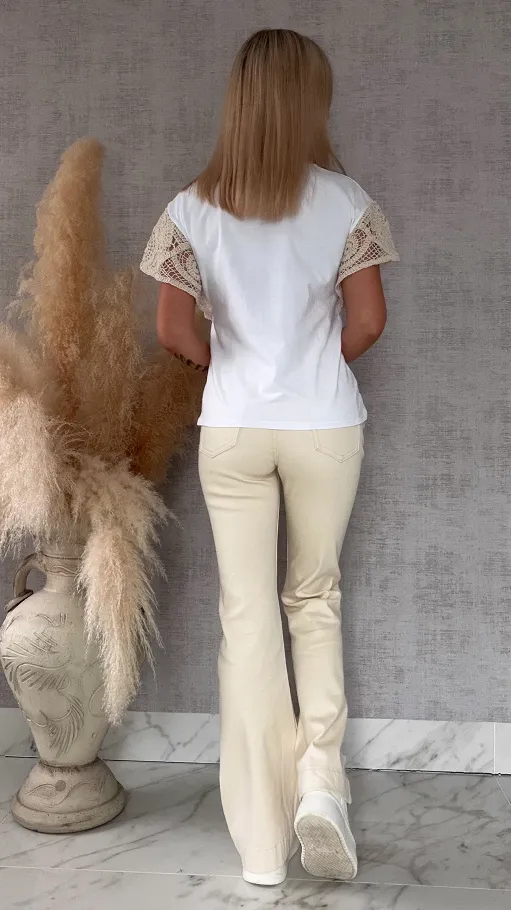 Biała bawełniana bluzka T-SHIRT z beżowymi dodatkami w stylu boho - R630