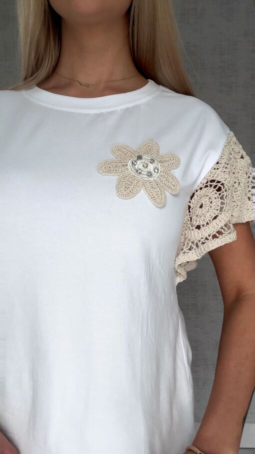 Biała bawełniana bluzka T-SHIRT z beżowymi dodatkami w stylu boho - R630