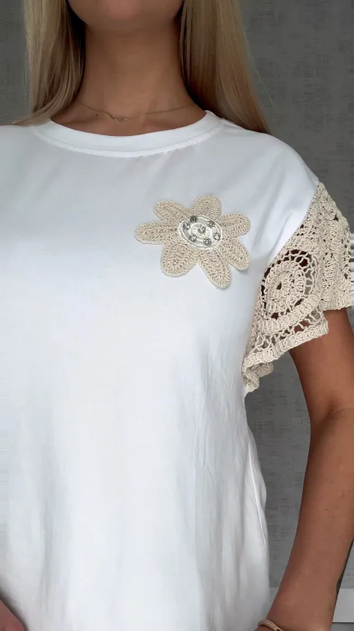 Biała bawełniana bluzka T-SHIRT z beżowymi dodatkami w stylu boho - R630