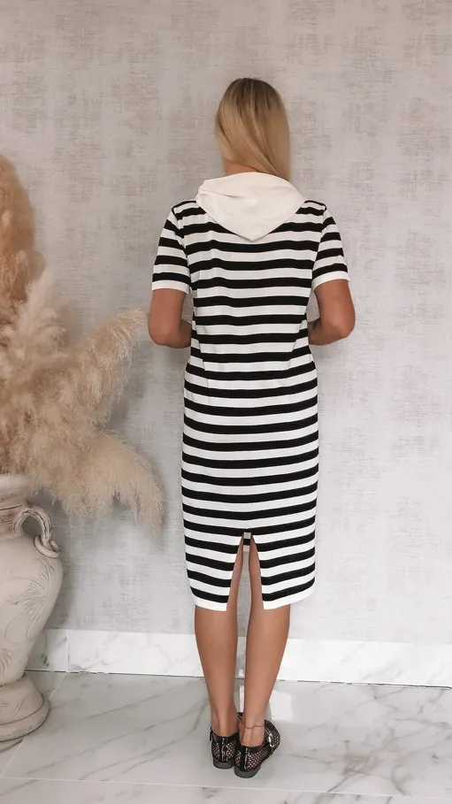 Modna sukienka w pasy z kapturem i rozcięciem ONE SIZE wiskoza - R940
