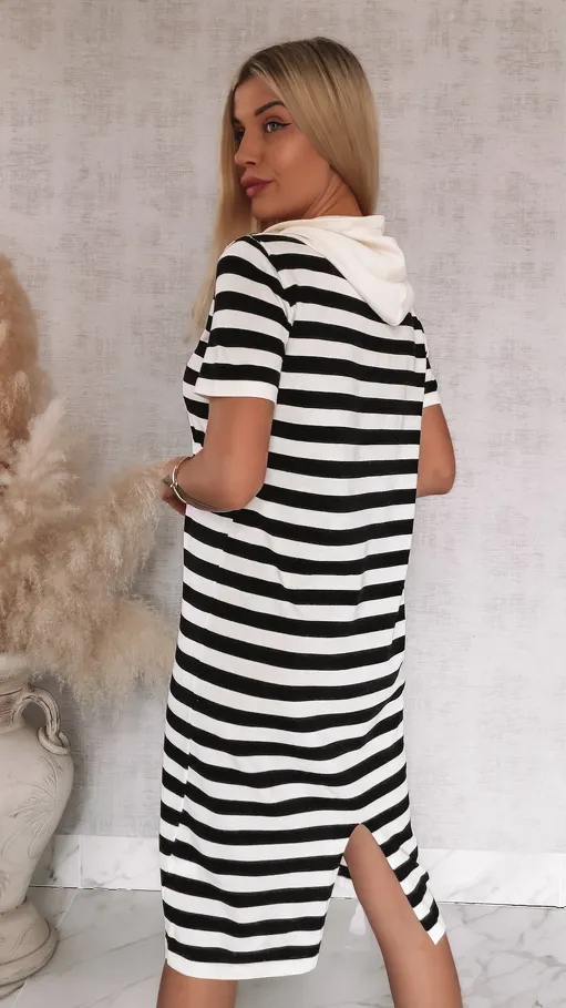 Modna sukienka w pasy z kapturem i rozcięciem ONE SIZE wiskoza - R940