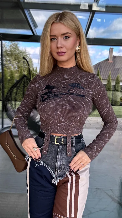 Super modna dopasowana bluzka w brązowym kolorze - N807A