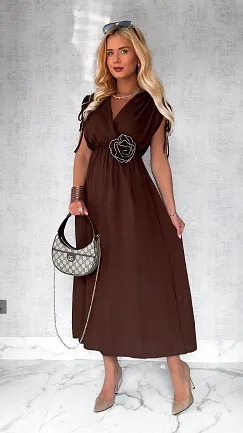 Brązowa lekka maxi sukienka z różą WISKOZA - P616C