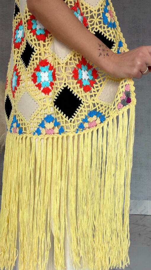 Oryginalna żółta narzutka BOHO kamizelka z frędzlami ONE SIZE - R701