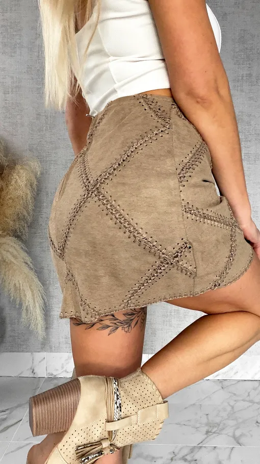 Beżowa zamszowa mini spódniczka na wiosnę - R529