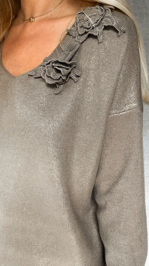 Modny sweter w serek maźnięty złotem ONE SIZE - M497A