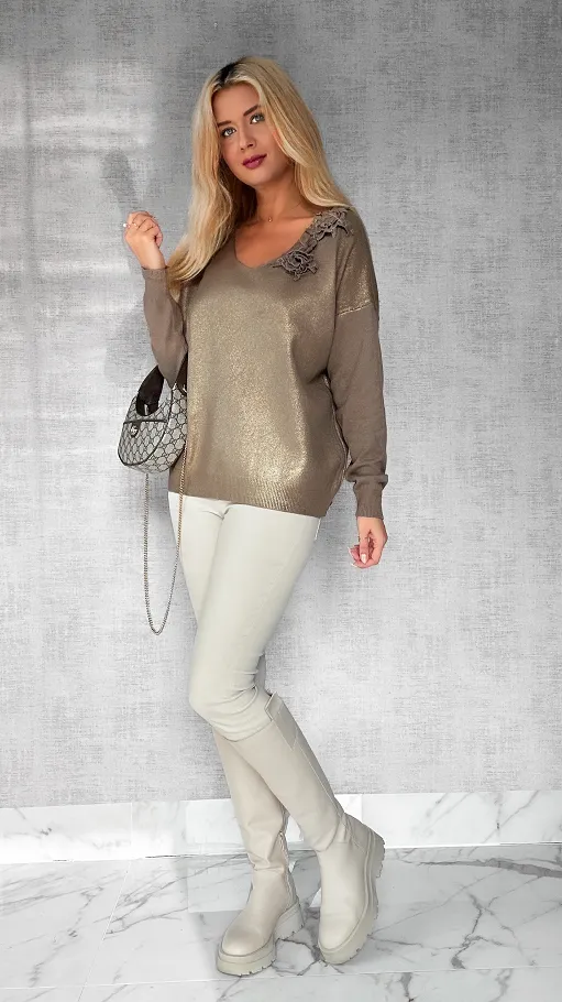 Modny sweter w serek maźnięty złotem ONE SIZE - M497A