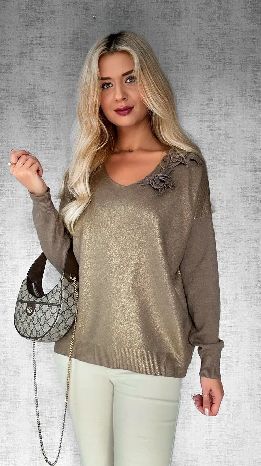 Modny sweter w serek maźnięty złotem ONE SIZE - M497A
