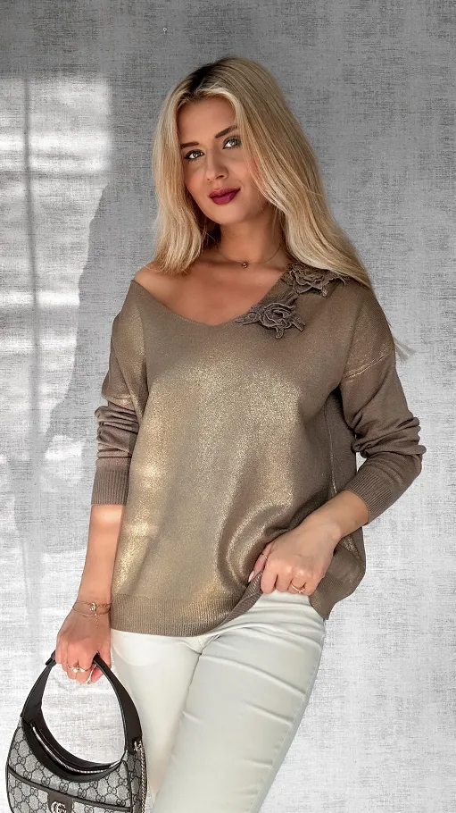 Modny sweter w serek maźnięty złotem ONE SIZE - M497A