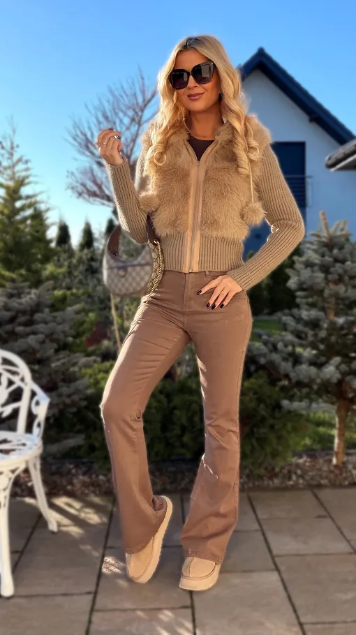 Sweter z kapturem zdobiony futerkiem zapinany na zamek BEŻOWY - R299B